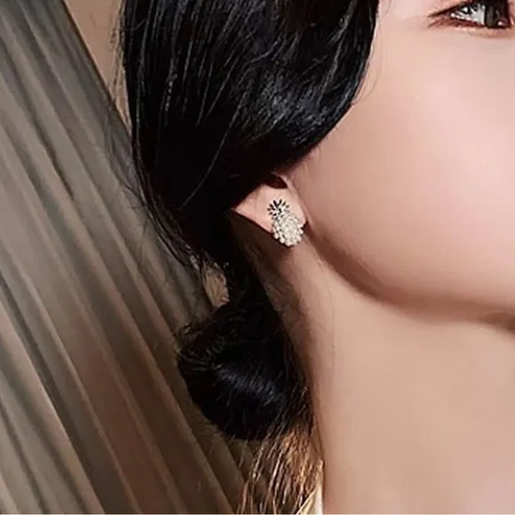 NEW Pineapple Pearl & Gold Dainty Stud Earrings - Picture 2 of 6